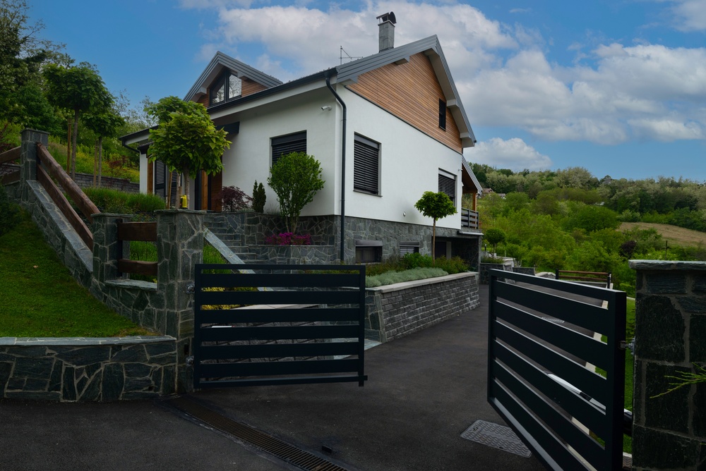 Modern,Countryside,House,With,Stone,Fence,,Driveway,Gate,And,Landscaped